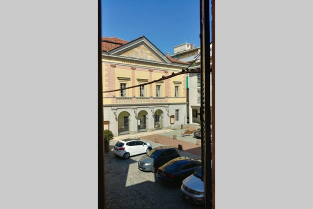 Dolce Eporedia Intero Alloggio Nel Centro Storico Ivrea Buitenkant foto